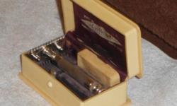 1916 Gillette Bell Handle Aristocrat Razor W Case
http://youtu.be/R2XErmKmiiI ? More Pictures
I offer for sale this Excellent condition Vintage 1916 Gillette Bell Handle Aristocrat Safety Razor. This razor is known as a 3-piece open comb razor. It is the