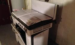 Working order 1950's range stove and oven in immaculate shape dunkirk NY part of an estate