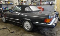 THIS IS 1987 560SL.NO RESERVE SELL THIS CAR HAS LOW MILEAGE AND A VERY STRONG ENGINE AND TRANSMISSION. THE CAR LOOKS GOODS. IT IS UP TO THE BUYER WHETHER OR NOT HE/SHE WANTS TO REPAINT THE CAR. PAINT HAS SOME CRACKS IN IT BUT IT IS NOT AN URGENT MATTER.