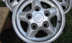 THESE WHEELS CAME OFF MY 1996 RANGE ROVER SE.
THESE WHEELS ARE NOT WARPED. THEY ARE ORIGINAL FROM 1996.
I WILL INCLUDE ALL 20 LUGS WITH SILVER LUG CAP COVERS.
THEIR ARE 2 CENTER CAPS 3 ARE MISSING.
PLEASE CHECK YOUR VEHICLE APPLICATION TO MAKE SURE THEY