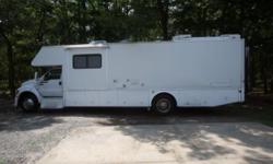 2004 F-750 F750 Funmover Fourwinds C35 Cat7 Engine RV Motorhome
FREE DELIVERY within the 48 continental USA
Bought this last September with 22k miles on it. It starts up right away and runs great!
Pulls like a beast! It has dual 45 gallon diesel tanks.
I