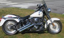VERY NICE FATBOY--READY TO ROLL!
Only 9,534 miles on it and it has a few extras. There is a detachable windshield with a leather pouch, a mustache engine guard with hidden highway pegs. (See pics). it also has a La Pera seat, a slant back license plate