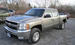 Up for your consideration this just in super nice and clean 1 owner carfax certified no issues, 2008 Silverado 2500 HD Crew cab 4x4 equipped with Z71 OFF rd suspension package, dual power cloth front bucket seating , CD player. power windows,locks,tilt