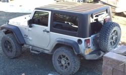 Jeep Wrangler-4X4 leather interior, am/fm radio, cd player. 6" inch lift kit. 33" tires.
No rust!! great condition.