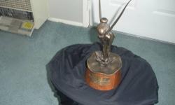 DISNEY 1971 BANNED CAST MEMBER 25 YEAR SERVICE AWARD
BRONZE TINKER BELL STATUE.THIS VERSION IS NO LONGER
RELEASED/BANNED DUE TO TINKER BELLS POSITION ON THE
STATUE. IT MEASURES 13"TALL BY 6"DIAMETER.