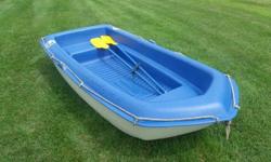 Sun Dolphin 2-Person Sportyak Dinghy with Oars is lightweight with a shallow draft that has an exceptionally stable hull design. The Sun Dolphin Boat offers a rugged UV-stabilized Fortiflex High-Density Polyethylene deck and hull with injected foam