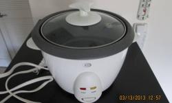 4 Cup rice cooker, automatically shuts off when rice is done with
non-stick inner pot, glass lid. I just used a few time. Please email or call
845-421-6838.