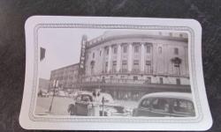 MUST SEE, MINT +++ CONDITION!
A 1945 EASTMAN THEATER ANTIQUE PHOTO WITH PEOPLE IN 1945 DRESS, & CIRCA 1940 +/- AUTOMOBILES, AND THE HUGE MARQUE OUTSIDE SAYING:
"SIGMUND ROMBER AND HIS CONCERT ORCHESTRA WITH 4 SOLOIST MONDAY EVENING OCTOBER 8, AT 8:30"