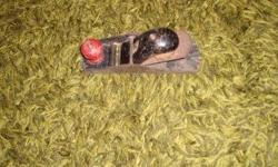 A STANLEY HANDYMAN CARPENTERS PLANE
?STANLEY HANDYMAN? IS WRITTEN ON BLADE LATCHING PLATE
IN REAR OF BLADE ASSEMBLY ON FLOOR OF PLANE UNDER REAR HANDLE IT READS ?MADE IN USA?
THERE IS FRONT WOODEN HOLDER AND A REAR WOODEN HANDLE.
THE BLADE LATCHING PLATE