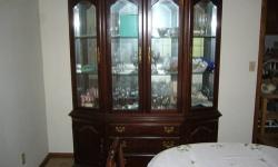 ANTIQUE CHINA CLOSIT 1900- 1930
THIS S A UNIQUE VERY NICE UNIT
IT HAS A WIRE MESH DOOR THAT COMES WITH A KEY
THERE ARE FOUR OPTIONAL CASTERS THAT ARE IN THE DRAW
INCLUDES THREE GLASS SHELVES AND THE BACK WALL HAS A MIRROR
THINK IT IS MADE FROM CHERRY