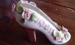 ANTIQUE HAND PAINTED BETSON?S CERAMIC SCENE
CONDITION: VERY GOOD
SIZE: 4 Â½? X Â½? X 3?
SHIPPING WEIGHT: 6 LBS