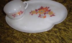 ANTIQUE MINIATURE CUP AND SAUCER KANDAUSGEMAK BAVARIA WORLDREND
COULD BE DEMI TES
CUP IS GOLD WELLAND BOTH HAVE GOLD LEAF
CONDITION: SAUCER HAS VERY FINE CRACK
SIZE: 4 Â½? X 1 Â¾?
SHIPPING WEIGHT: 2 LBS