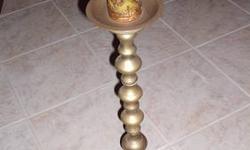 ANTIQUE RARE THINK IT IS BRASS CIGARETTE HOLDER
ON FACE IT HAS WHAT APPEARS TO BE AN ENGRAVED MAP OF NORTH AFRICA AND EUROPE WITH TO SEALS FO THE UNITED STATES OF AMERICA
MADE BY THE WADSWORTH
IT HAS A BUSH BUTTON TO OPEN AND IS QUITE HEAVY FOR ITS SIZE.