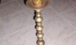 ANTIQUE TWO CANDLE HOLDERS HAND WROUGHT BY CONTINENTAL W/TRADE MARK AND NUMBERED 585
HOLDS STANDARD CANDLE
CONDITION: VERY GOOD
SIZE: 4 Â½? 4?
SHIPPING WEIGHT: 6 LBS