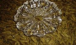ANTIQUE TWO TEIR FORAL SMOKED GLASS CANDY DISH
CONDITION: GLASS IS OK, METAL STAND HAS SOME CORROSION ON RINGS HOLDING THE DISHES THE ENTIRE STAND I THINK IS MADE FROM STAINLESS STEEL AS THERE IS NO CORROSION AT ON BASE OR POSTS JUT THE RINGS HOLDING THE