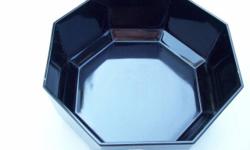ARCOROC FRANCE Octime Black Octagonal Mid-Size Bowl.
This bowl is approximately 7" diameter and 3" high and has eight sides.
This bowl is in good shape. The bowl does not have any cracks, chips or nicks. It has been used and does have some utensil mark