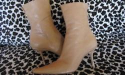 Authentic JIMMY CHOO Beige Tan Heels Leather Boots 39.5 (Italy)
Very little wear on soles.
Upper and heels with no signs of wear. Stain on right foot (see picture) that's why the low price.
Back zipper (see picture).
RETAIL for over $1,100!
Color: Beige