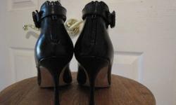 Authentic MANOLO BLAHNIK Black Heels Leather Ankle Boots 39.
Almost NEW! Pristine Condition!
Body, Heels, Insole....ARE PERFECT! Very little wear on soles.
Back zipper and Strap (see pictures).
RETAIL for over $1,200!
Color: Black
Material: Leather
Size: