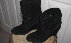 Authentic ZARA Suede Wedge Black Boots 39 - Excellent Condition!
Minimum wear on heels (see picture).
Small mark on top of boots (left shoe) as pictured, but do not show when it's folded to wear.
Color: Black
Material: Suede
Size: 39 Spain (EUR) - US 8.5
