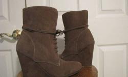 Authentic ZARA Suede Wedge Brown Taupe Beige Boots 39 - BRAND NEW without box.
Color: Beige Taupe
Material: Suede
Size: 39 Spain (EUR) - US 8.5 - UK 6
Measurements:
Heels: 4"
$95.00 OBO
Feel free to email or text me if you have any questions.
Thank you!