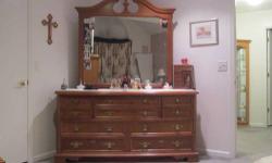 Monroe, NY Moving Sale! Won't Last!
5 piece set
Great Condition
SOLID WOOD!
Lower Deep Drawers
Large Mirror
$325. or best.