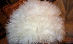 so ptretty,white lambs wool, gently preowned, soft and supple, the fur is not all dried out, it looks great on, so feminine.....warm as toast...one size - i wear a size medium in hats and my daughter wears a small and it fits both of us just