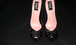Vintage look Black & Pink Polka Dot Pump Peep Toe with a Black Bow to accent the Peep Toe. Really a classic look.....brand new - Womens Size 9.