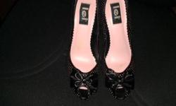 Vintage look Black & Pink Polka Dot Pump Peep Toe with a Black Bow to accent the Peep Toe. Really a classic look.....brand new - Womens Size 9.
Don't go by the shoe model.....they really are beautiful!!!