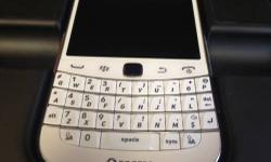 Hey I'm selling a Blackberry Bold 9900 White Rogers Unlocked MINT Brooklyn NY comes with box and all accessories!
call or text 917seven2seven5626
