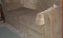 Brown velvet love seat, in very good conditional, with pull out bed. Size: 72"l x 28"h x 33.5"d.