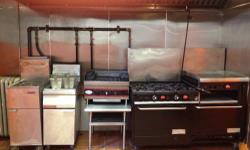 THIS IS A COMPLETE COMMERCIAL KITCHEN WITH HOODED EXHAUST SYSTEM AND FIRE EXTINGUISHER
FRANKLIN CHEF DUAL OVEN /6 BURNER RANGE W/RAISED(24" GRIDDLE) ON CASTERS.
THIS IS A GOOD WORKING COMMERCIAL STOVE CLEAN & READY TO GO.
2 DOUBLE UNIT DEEP FRYERS
GAS