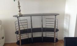 coffe table in great conditions. Only 2 year use. perfect for a living room. glass top and black steel legs.