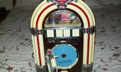 Replica of a old Jukebox. Cd player along with radio. Great condition. Rome p/u