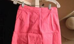 Cute salmon colored H&M H and M skirt size 4 100% cotton. 2 pockets. Zipper back with button. Cash only. Like new. Needs ironing. Pick up only. Midtown west.
This ad was posted with the eBay Classifieds mobile app.