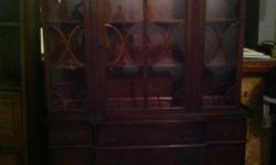 Beautiful full size China Cabinet.
Perfect condition.