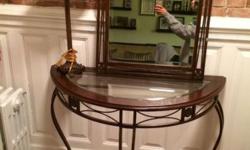 Excellent condition console table with a mirror and a working lamp. Its very elegant and in great condition. Please contact me for more information. Serious inquiries only.