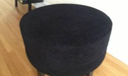 Great sturdy round accent piece, in perfect condition (like new).
Dimensions: Width: 27", Height" 17"