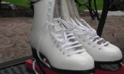 Figure Skates Riedell White Womans size 4 1/2 used 1-2 times excellent like new condition , these are Riedell Model 320 # MK21MR