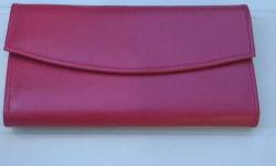 Genuine Leather Fusia Wallet by Prince Gardner - New and Unused.
Four (4) plastic picture holders.
Place for check book and calculator.
Four slots for credit cards.
Snap closure.
External back zipper.
Thank you for your interest.
Shipping is available for