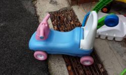 Giraffe toddle scooter car in good shape