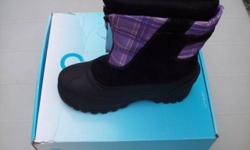 Girls Cold Front Snow Buster Winter Boots
Color: Purple Plaid
Size: 5
Front Zipper for Easy On & Off
Removable Foam Liner
TPR Outsole
Leather & Nylon Upper
New in Box, With Tag & Never Worn