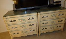 Beautiful hand-painted chest of drawers in excellent condition. $79 or best offer
Dimensions are: 16 X 32 X 28