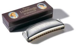 HOHNER UNSERE LIEBLINGE 28 C
Hohner Unsere Lieblinge 28 C
"Unsere Lieblinge" are very traditional and base on a history of more than 60 years.
Small harmonica with a warm sound and a sturdy wooden comb.
This is a Vintage Harmonica circa WWII bought over