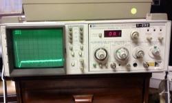 HP 853A (8557), .01-350Mhz spectrum analyzer in very good condition. As you can see from the picture it is fully operational with a clear, bright display. This is not the 'option 1' model so it includes the front cover case (option 1 does not have the