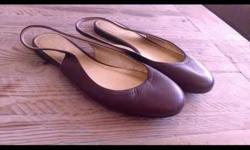 J.Crew Brown Leather Flats
Size 9
Made in Italy
Very good condition, only worn a few times. Only selling because a tiny bit small (I'm a true size 9)
There are a few scuffs on the front (show in photo) but a little shoe polish should do the trick! Not
