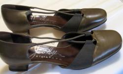 Joan Helpern Signature Ondine Loden green shoes, size 6.5, with elasticized crisscross straps, 1 1/2" heel, made in Italy of leather and fabric, slightly scuffed, otherwise in excellent condition, worn once