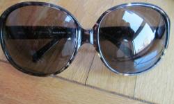 Pre-owned "Kate Spade" Sunglasses frame. In Nice shape.
Made in Italy.
Lens has a minor Lens Scratches / Scuff.
Look at photos for details, please!!