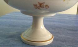 Limoges Candy dish. Great condition. Scalloped gold trim edge. With beautiful peacock image. Belonged to my grandmother looking for someone to appreciate it again.
This ad was posted with the eBay Classifieds mobile app.