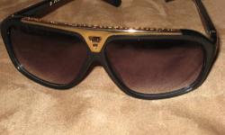 Louis Vuitton Evidence Sunglasses
Engrave
men s sunglasses
Black & Gold
Thin Frame
No Scratches
Plastic
Black & Gray Shades
Aviator Style
2009 Model
Case
Dust Bag
Receipt
Louis Vuitton evidence sunglasses with a gold frame, engrave on the top, aviator