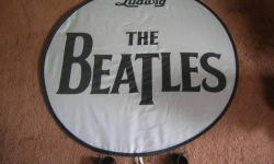 Ludwig The Beatles Drum Cover
Approx. 19 inches in diameter.
Has a string and two little plastic clip ons to attach to drums.
Can be folded. Soft wire in side seam.
